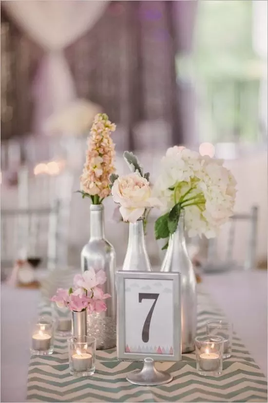 9 Centros de mesa para boda económicos con botellas