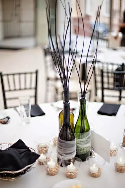 9 Centros de mesa para boda económicos con botellas