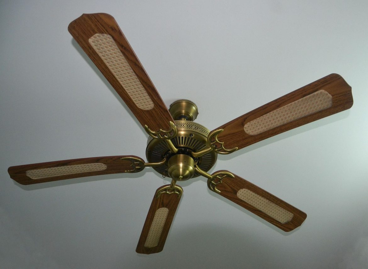 Ventilador de techo girando en una habitación, símbolo de los métodos caseros para combatir el calor del verano.